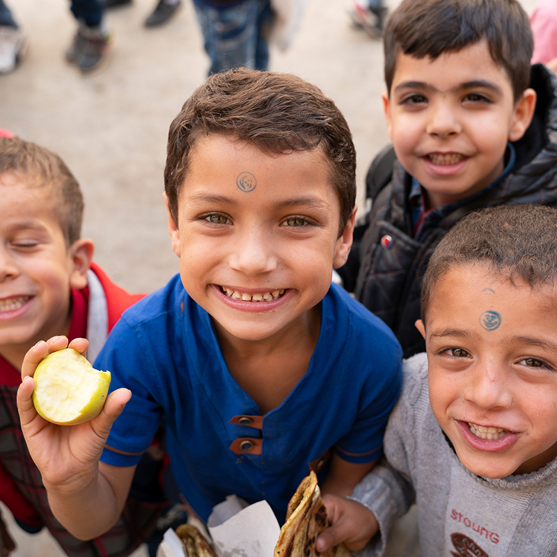 Schulkinder im Libanon erhalten ein Frühstück und eine warme Mittagsmahlzeit.