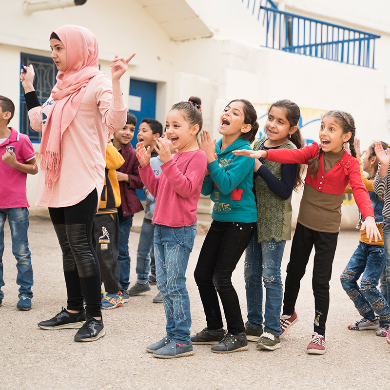 Kinder bei einer Gruppenaktivität im Flüchtlingslager im Libanon.