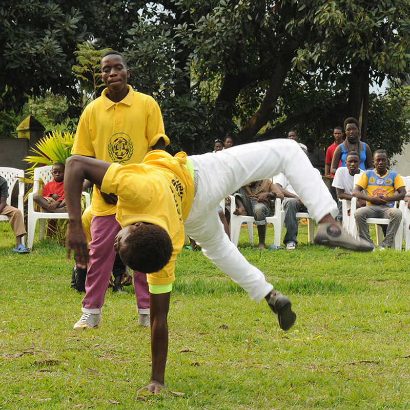 Durch Akrobatik wird das Selbstbewusstsein der Kinder und Jugendlichen in Ruanda gestärkt.