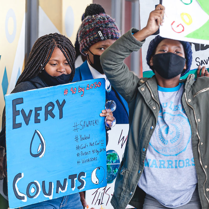 Jugendliche in Südafrika zeigen, wie dringend ein sofortiges Handeln im Kampf gegen den Klimawandel ist.
