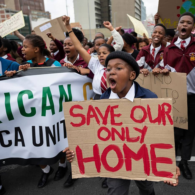 Kinder und Jugendliche demonstrieren für Klimagerechtigkeit in Südafrika.