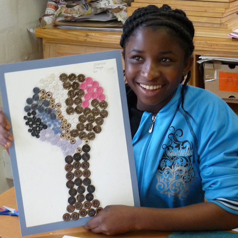 Kunst macht stolz! Die Kinder im Butterfly Art Project in Südafrika präsentieren ihre Ergebnisse auf Ausstellungen.