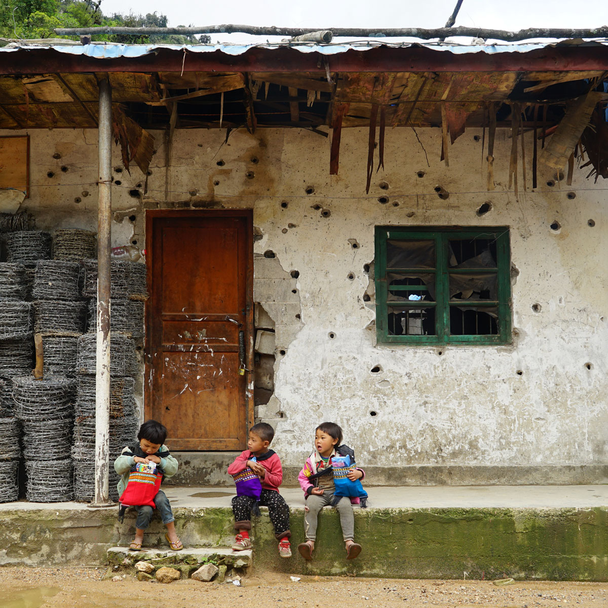 Einschusslöcher an den Häusern in Myanmar bleiben und erinnern täglich daran, dass die Konflikte jederzeit zurückkehren können.