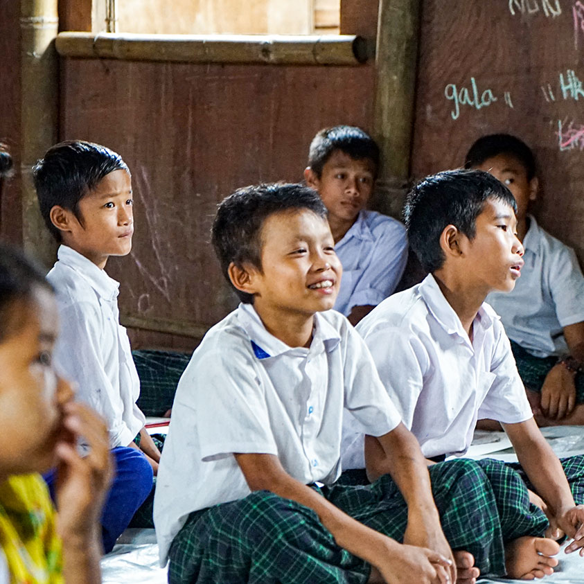Kinder im Schulunterricht in Myanmar