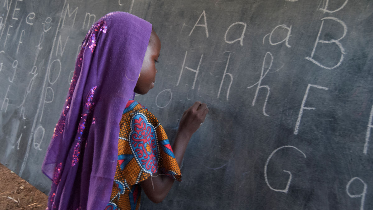 Jungen und Mädchen lernen durch das Schulprojekt Foie et Joie im Tschad lesen, schreiben und rechnen.