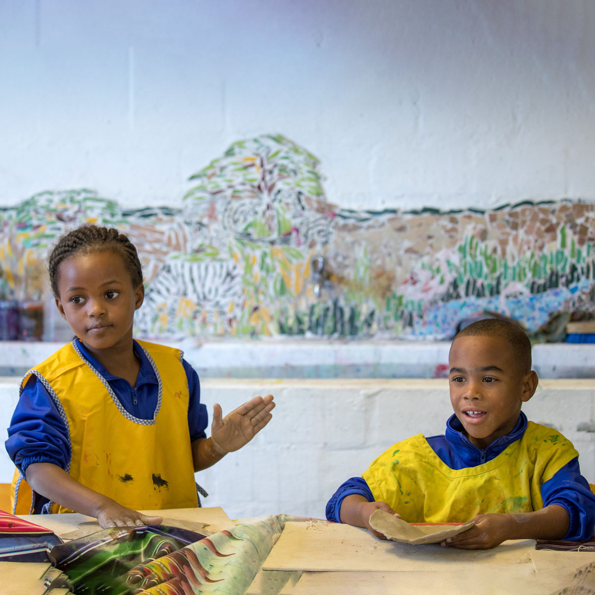 Kinder verarbeiten durch Kunsttherapie in Südafrika ihre Traumata.