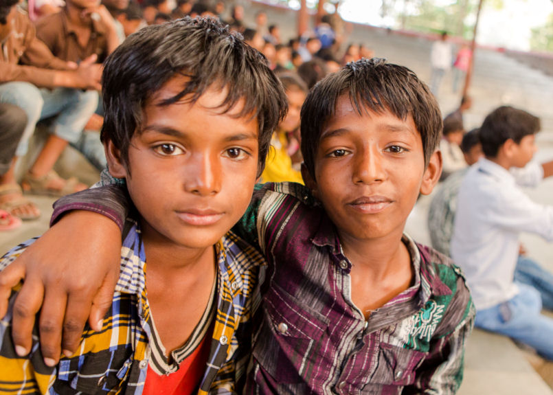 Gemeinsam stark: Die Kinder auf den Straßen Delhis halten zusammen.