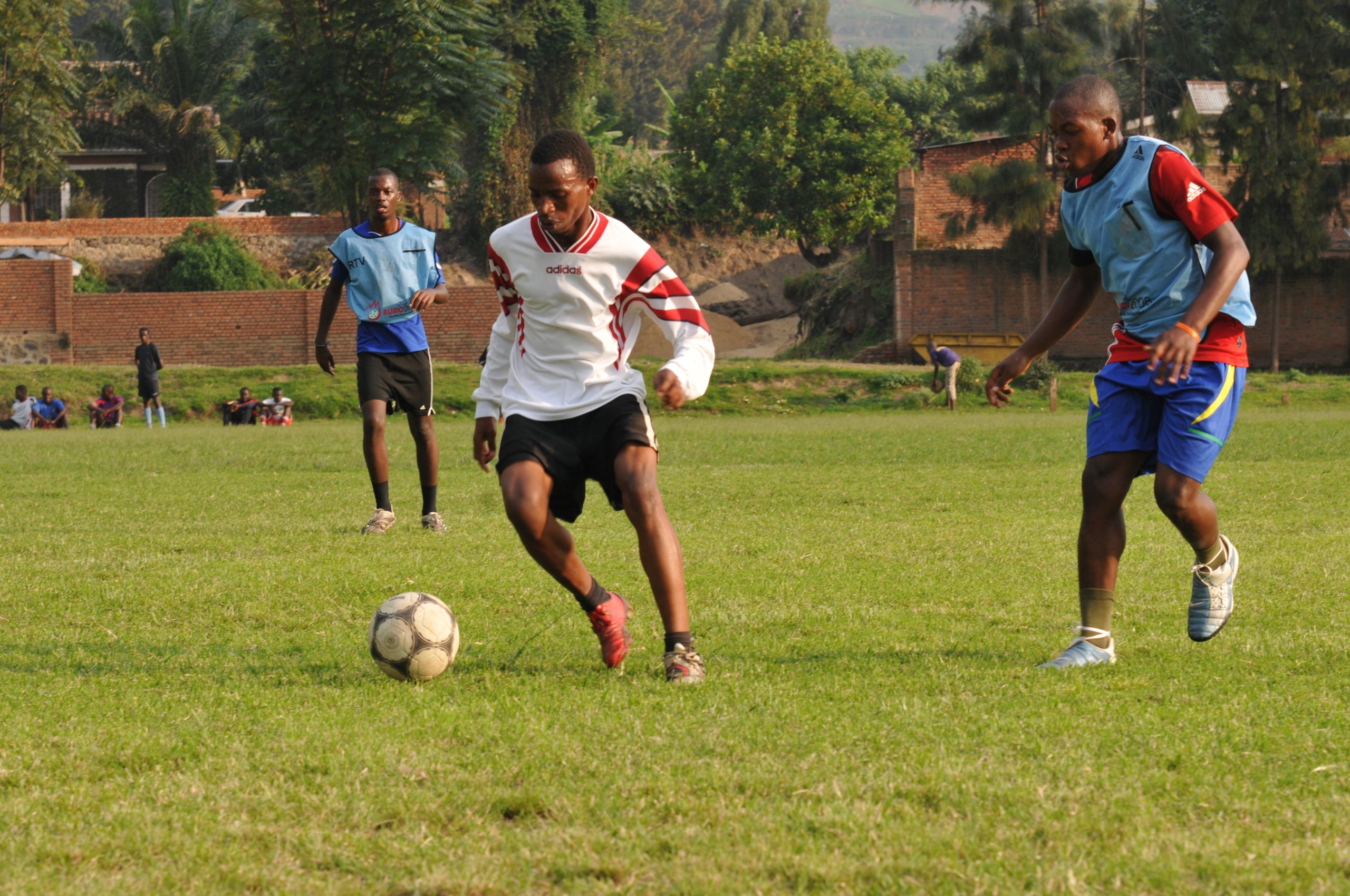Teamgeist wird im Projekt Vision Jeunesse Nouvelle in Ruanda groß geschrieben! Das ist ein wichtiger Faktor, um den eigenen Platz in der Gesellschaft zu finden. Die Jugendlichen üben genau das.